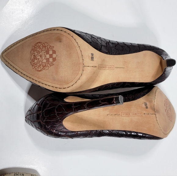 Vince Camuto VC-Norrow "Dark Wood" Embossed Leather Heels - Picture 6 of 9